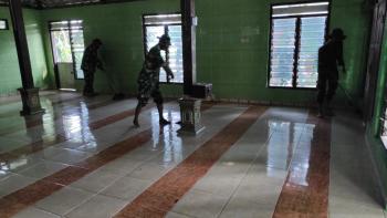 Supaya Nyaman Beribadah, Satgas TMMD Bojonegoro Membersihkan Musholla Desa Ngrancang